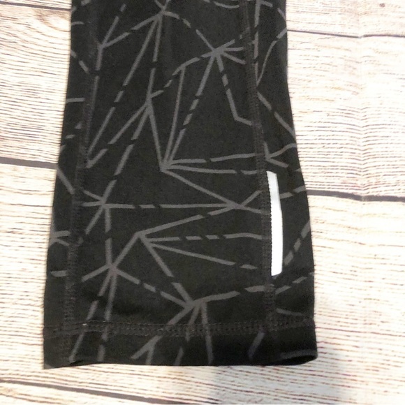 ATHLETA Girl Chaturanga Capri Leggings Black w/ Gray Geo Print Size L (12) - Picture 4 of 9